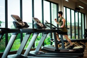 man exercising before breakfast for more fat loss